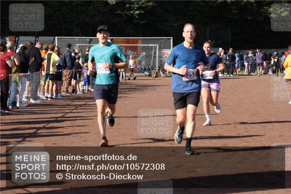 27.09.2026 - 35. Volkslauf durch das schöne Alstertal Strokosch-Dieckow http://msf.ph/oto/10572308 27.09.2026 11:21:02 Ziel 3184, 3246, 3252, 3269, 3394 meine-sportfotos.de