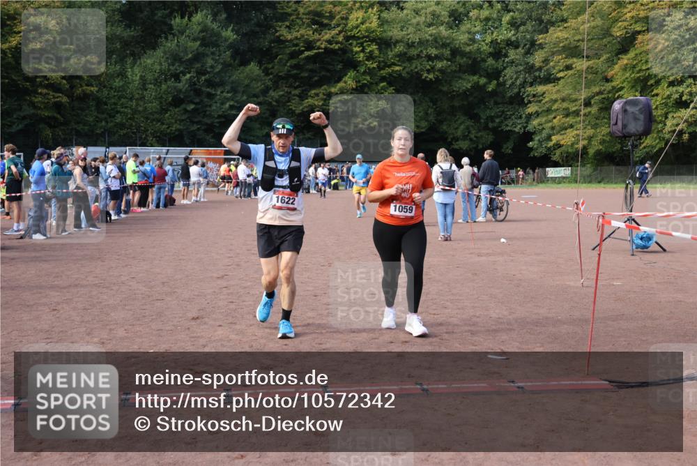 27.09.2026 - 35. Volkslauf durch das schöne Alstertal Strokosch-Dieckow http://msf.ph/oto/10572342 27.09.2026 12:21:44 Ziel 1059, 1622, 2025 meine-sportfotos.de