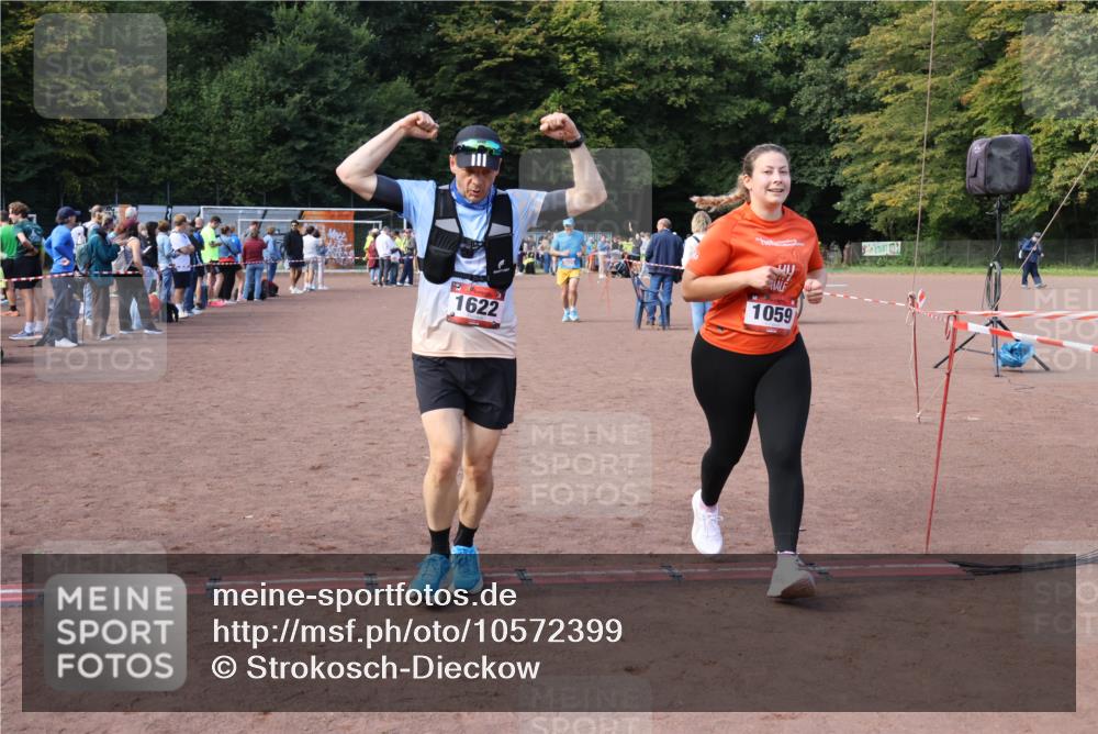 27.09.2026 - 35. Volkslauf durch das schöne Alstertal Strokosch-Dieckow http://msf.ph/oto/10572399 27.09.2026 12:21:44 Ziel 1059, 1622, 2025 meine-sportfotos.de