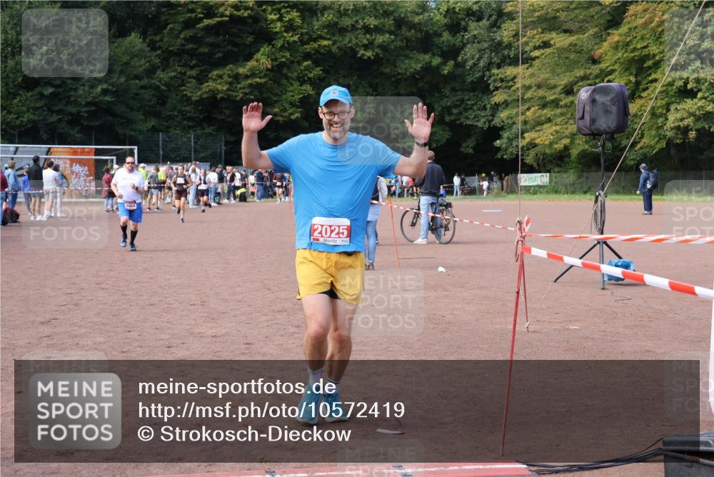 27.09.2026 - 35. Volkslauf durch das schöne Alstertal Strokosch-Dieckow http://msf.ph/oto/10572419 27.09.2026 12:21:51 Ziel 1664, 2025 meine-sportfotos.de