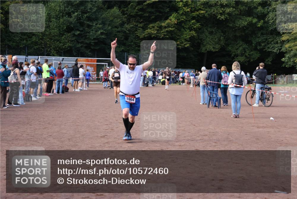 27.09.2026 - 35. Volkslauf durch das schöne Alstertal Strokosch-Dieckow http://msf.ph/oto/10572460 27.09.2026 12:21:55 Ziel 1664, 2023, 2025, 2247, 2332 meine-sportfotos.de