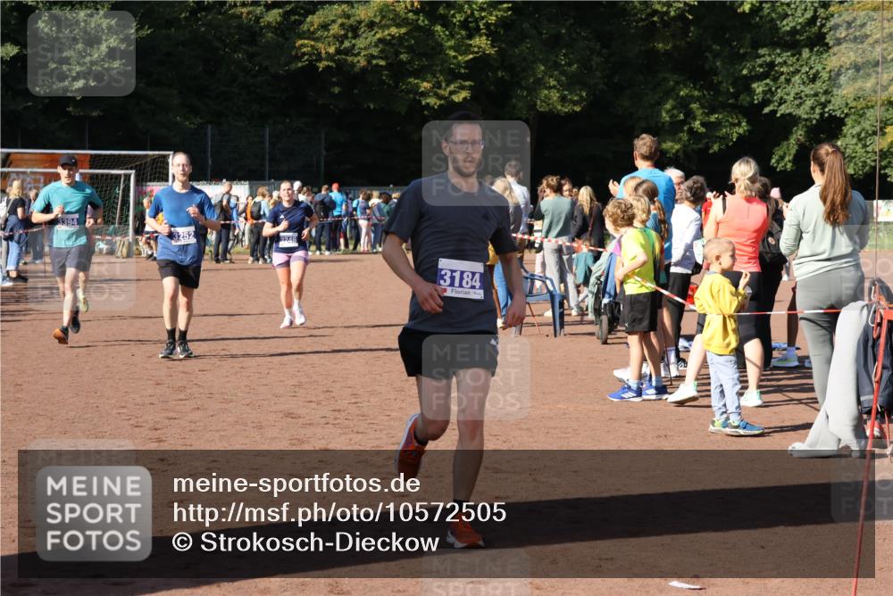 27.09.2026 - 35. Volkslauf durch das schöne Alstertal Strokosch-Dieckow http://msf.ph/oto/10572505 27.09.2026 11:21:00 Ziel 3184, 3246, 3252, 3269, 3394, 3989 meine-sportfotos.de