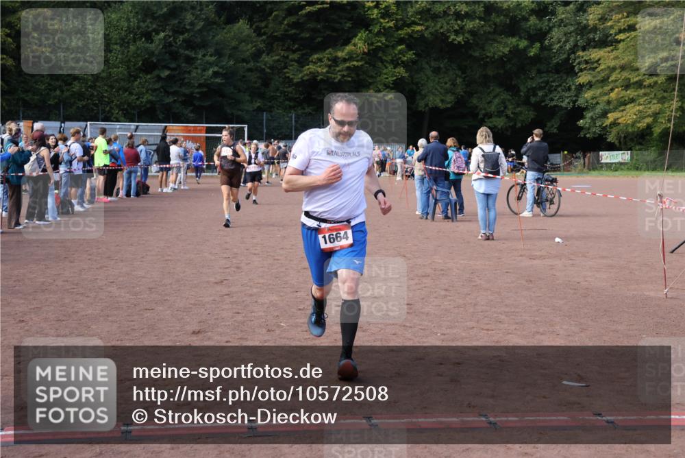 27.09.2026 - 35. Volkslauf durch das schöne Alstertal Strokosch-Dieckow http://msf.ph/oto/10572508 27.09.2026 12:21:56 Ziel 1664, 2023, 2247, 2332 meine-sportfotos.de
