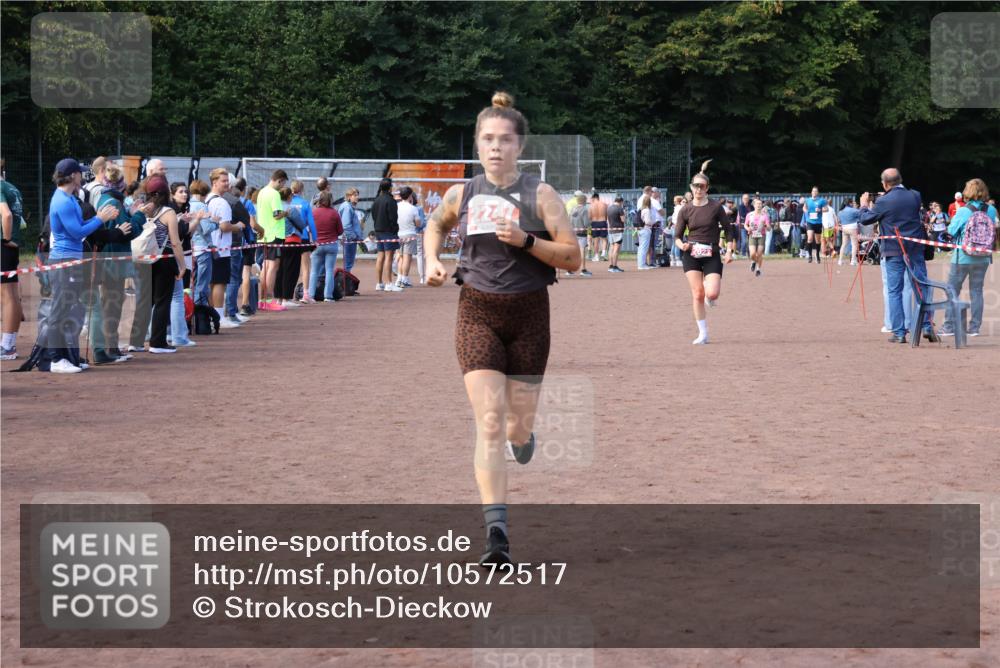 27.09.2026 - 35. Volkslauf durch das schöne Alstertal Strokosch-Dieckow http://msf.ph/oto/10572517 27.09.2026 12:21:59 Ziel 1664, 2023, 2247, 2332 meine-sportfotos.de