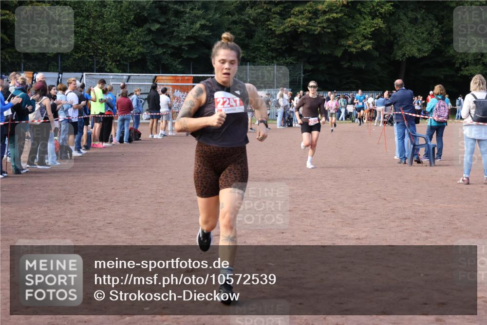27.09.2026 - 35. Volkslauf durch das schöne Alstertal Strokosch-Dieckow http://msf.ph/oto/10572539 27.09.2026 12:22:00 Ziel 1664, 2023, 2247, 2332 meine-sportfotos.de