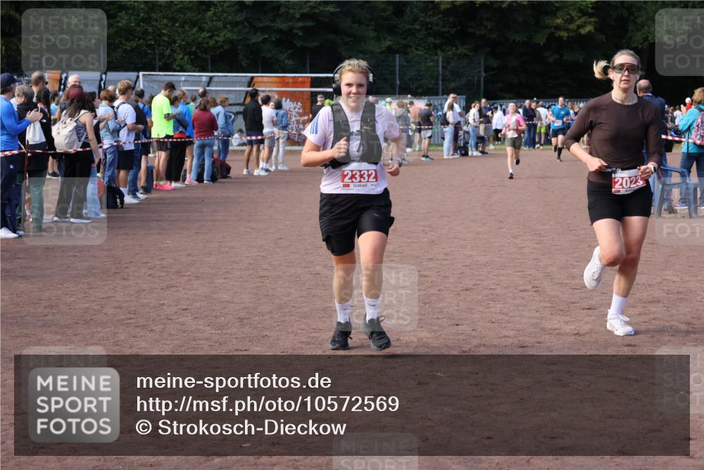 27.09.2026 - 35. Volkslauf durch das schöne Alstertal Strokosch-Dieckow http://msf.ph/oto/10572569 27.09.2026 12:22:02 Ziel 2023, 2247, 2295, 2332 meine-sportfotos.de