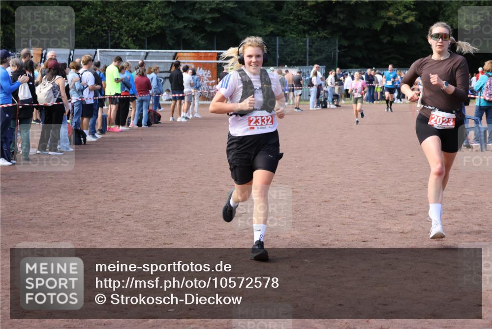 27.09.2026 - 35. Volkslauf durch das schöne Alstertal Strokosch-Dieckow http://msf.ph/oto/10572578 27.09.2026 12:22:03 Ziel 2023, 2247, 2295, 2332 meine-sportfotos.de
