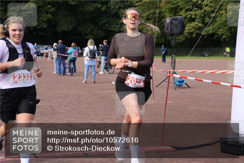 27.09.2026 - 35. Volkslauf durch das schöne Alstertal Strokosch-Dieckow http://msf.ph/oto/10572616 27.09.2026 12:22:04 Ziel 2023, 2247, 2295, 2332 meine-sportfotos.de