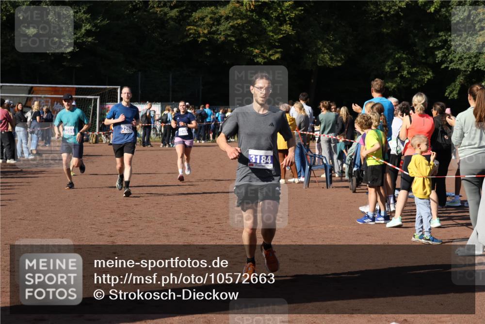 27.09.2026 - 35. Volkslauf durch das schöne Alstertal Strokosch-Dieckow http://msf.ph/oto/10572663 27.09.2026 11:20:59 Ziel 1418, 3184, 3246, 3252, 3269, 3394, 3989 meine-sportfotos.de