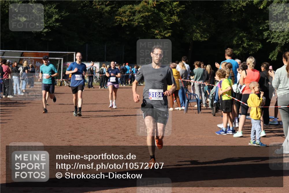 27.09.2026 - 35. Volkslauf durch das schöne Alstertal Strokosch-Dieckow http://msf.ph/oto/10572707 27.09.2026 11:20:59 Ziel 1418, 3184, 3246, 3252, 3269, 3394, 3989 meine-sportfotos.de