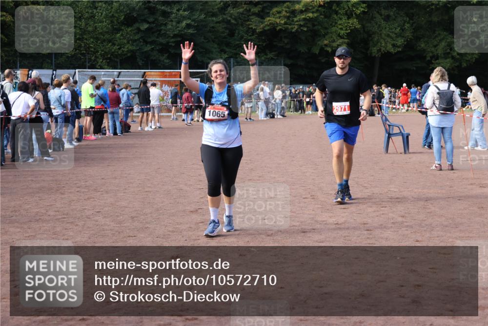 27.09.2026 - 35. Volkslauf durch das schöne Alstertal Strokosch-Dieckow http://msf.ph/oto/10572710 27.09.2026 12:22:25 Ziel 1065, 2971 meine-sportfotos.de