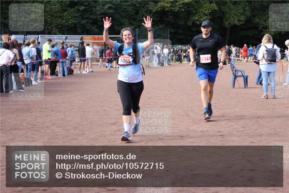 27.09.2026 - 35. Volkslauf durch das schöne Alstertal Strokosch-Dieckow http://msf.ph/oto/10572715 27.09.2026 12:22:25 Ziel 1065, 2971 meine-sportfotos.de