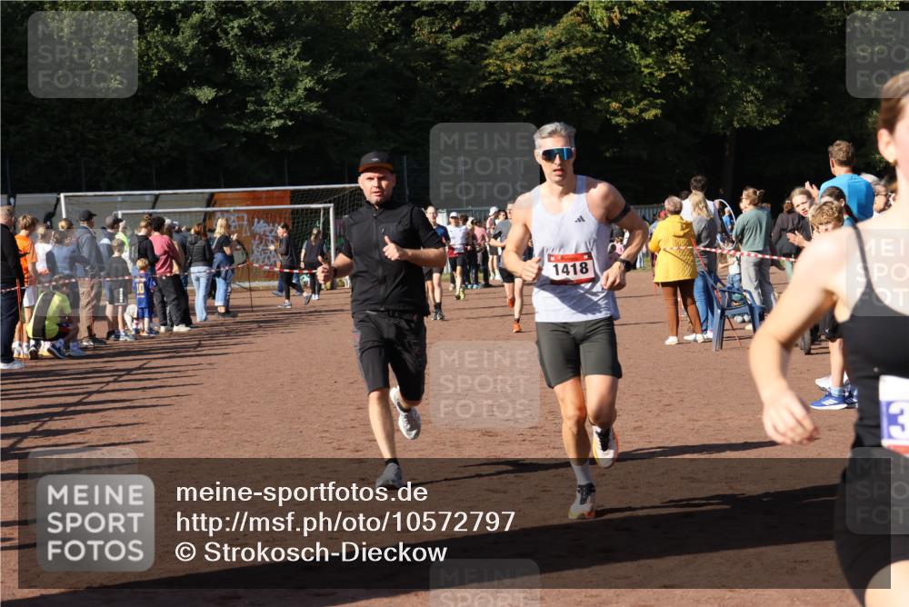 27.09.2026 - 35. Volkslauf durch das schöne Alstertal Strokosch-Dieckow http://msf.ph/oto/10572797 27.09.2026 11:20:55 Ziel 1418, 3184, 3234, 3252, 3989 meine-sportfotos.de
