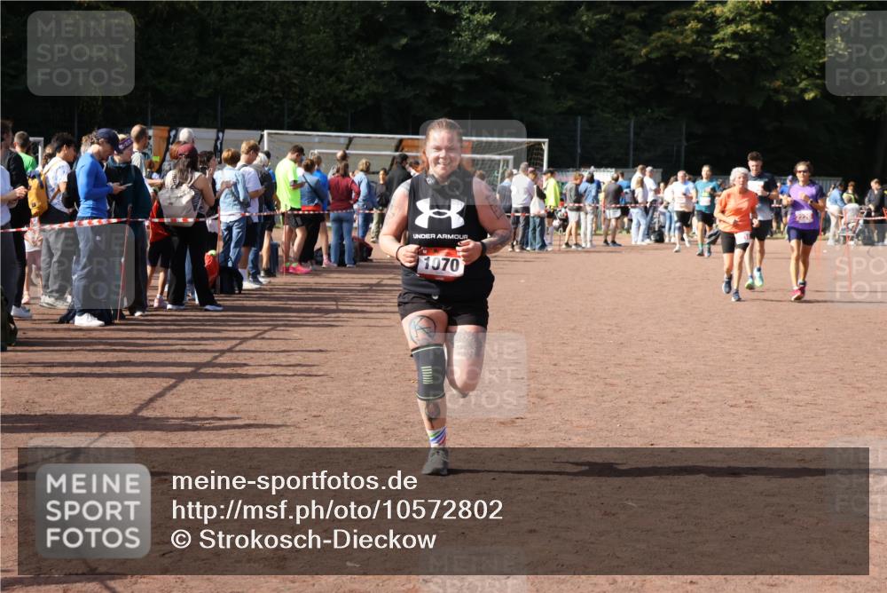 27.09.2026 - 35. Volkslauf durch das schöne Alstertal Strokosch-Dieckow http://msf.ph/oto/10572802 27.09.2026 12:22:43 Ziel 1070, 2104, 2218, 2220 meine-sportfotos.de