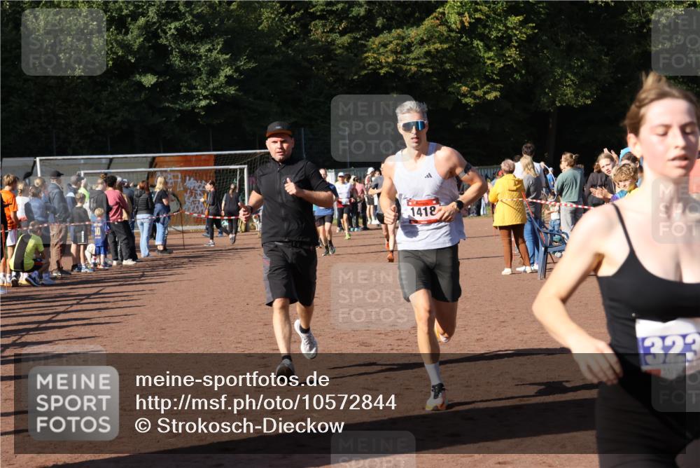 27.09.2026 - 35. Volkslauf durch das schöne Alstertal Strokosch-Dieckow http://msf.ph/oto/10572844 27.09.2026 11:20:55 Ziel 1418, 3184, 3234, 3252, 3989 meine-sportfotos.de