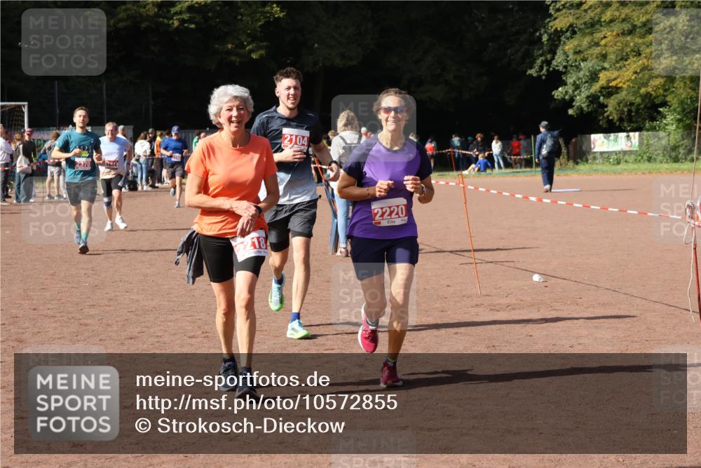 27.09.2026 - 35. Volkslauf durch das schöne Alstertal Strokosch-Dieckow http://msf.ph/oto/10572855 27.09.2026 12:22:49 Ziel 1644, 2104, 2218, 2220, 2370 meine-sportfotos.de