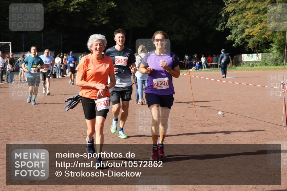 27.09.2026 - 35. Volkslauf durch das schöne Alstertal Strokosch-Dieckow http://msf.ph/oto/10572862 27.09.2026 12:22:49 Ziel 1644, 2104, 2218, 2220, 2370 meine-sportfotos.de
