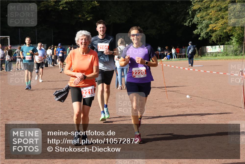 27.09.2026 - 35. Volkslauf durch das schöne Alstertal Strokosch-Dieckow http://msf.ph/oto/10572872 27.09.2026 12:22:49 Ziel 1644, 2104, 2218, 2220, 2370 meine-sportfotos.de
