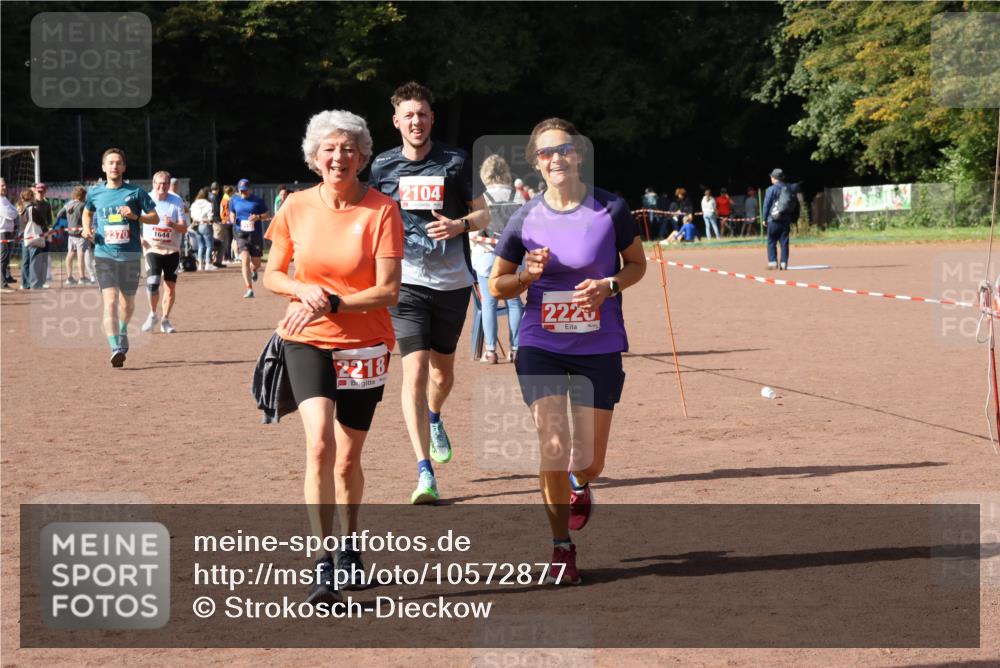 27.09.2026 - 35. Volkslauf durch das schöne Alstertal Strokosch-Dieckow http://msf.ph/oto/10572877 27.09.2026 12:22:49 Ziel 1644, 2104, 2218, 2220, 2370 meine-sportfotos.de