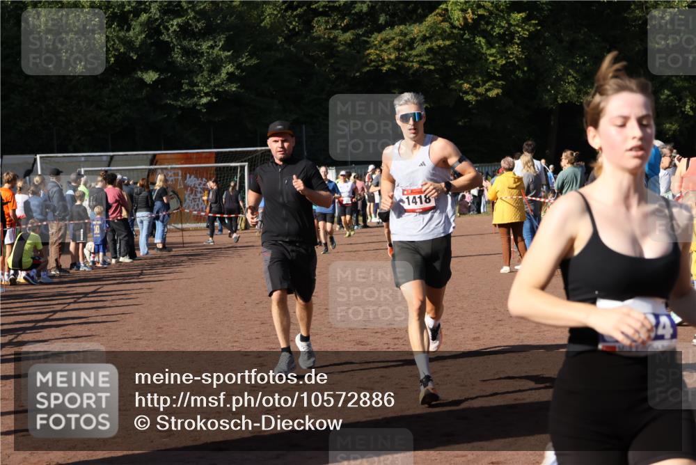 27.09.2026 - 35. Volkslauf durch das schöne Alstertal Strokosch-Dieckow http://msf.ph/oto/10572886 27.09.2026 11:20:55 Ziel 1418, 3184, 3234, 3252, 3989 meine-sportfotos.de