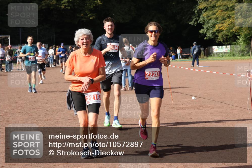 27.09.2026 - 35. Volkslauf durch das schöne Alstertal Strokosch-Dieckow http://msf.ph/oto/10572897 27.09.2026 12:22:50 Ziel 1644, 2104, 2218, 2220, 2370 meine-sportfotos.de