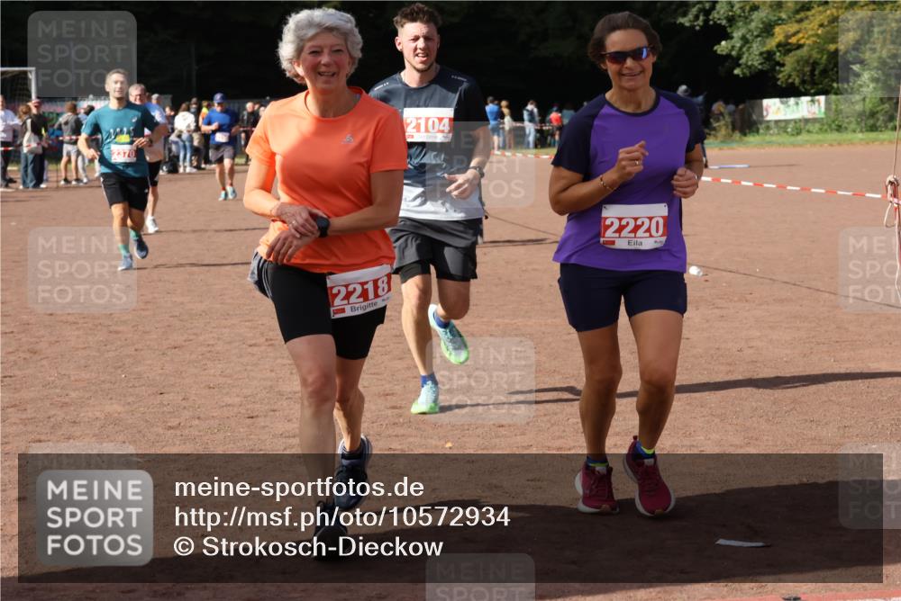 27.09.2026 - 35. Volkslauf durch das schöne Alstertal Strokosch-Dieckow http://msf.ph/oto/10572934 27.09.2026 12:22:50 Ziel 1644, 2104, 2218, 2220, 2370 meine-sportfotos.de