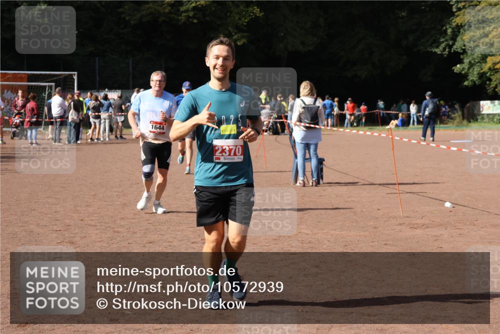 27.09.2026 - 35. Volkslauf durch das schöne Alstertal Strokosch-Dieckow http://msf.ph/oto/10572939 27.09.2026 12:22:54 Ziel 1644, 2104, 2150, 2218, 2220, 2370 meine-sportfotos.de