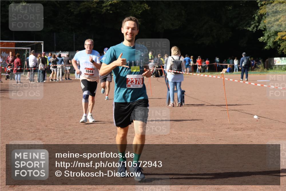 27.09.2026 - 35. Volkslauf durch das schöne Alstertal Strokosch-Dieckow http://msf.ph/oto/10572943 27.09.2026 12:22:54 Ziel 1644, 2104, 2150, 2218, 2220, 2370 meine-sportfotos.de