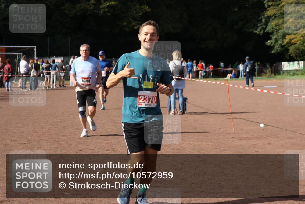 27.09.2026 - 35. Volkslauf durch das schöne Alstertal Strokosch-Dieckow http://msf.ph/oto/10572959 27.09.2026 12:22:54 Ziel 1644, 2104, 2150, 2218, 2220, 2370 meine-sportfotos.de