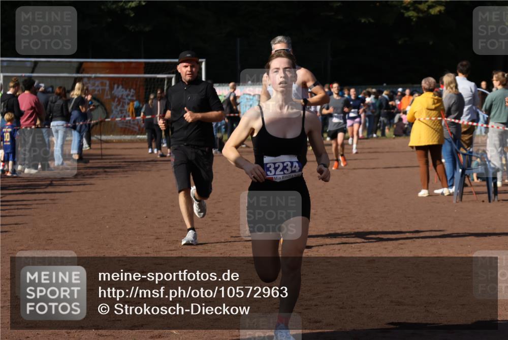 27.09.2026 - 35. Volkslauf durch das schöne Alstertal Strokosch-Dieckow http://msf.ph/oto/10572963 27.09.2026 11:20:53 Ziel 1418, 3184, 3234, 3989 meine-sportfotos.de