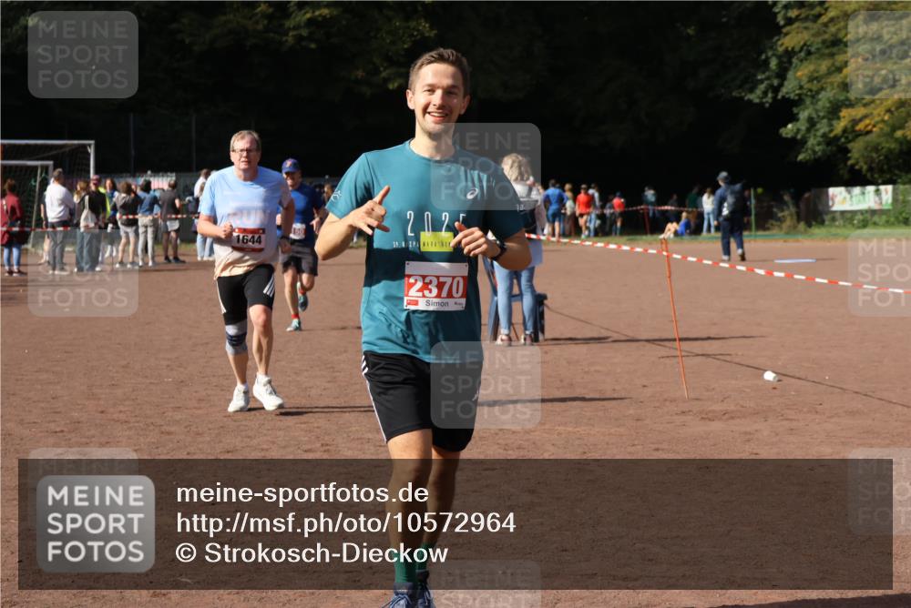 27.09.2026 - 35. Volkslauf durch das schöne Alstertal Strokosch-Dieckow http://msf.ph/oto/10572964 27.09.2026 12:22:54 Ziel 1644, 2104, 2150, 2218, 2220, 2370 meine-sportfotos.de