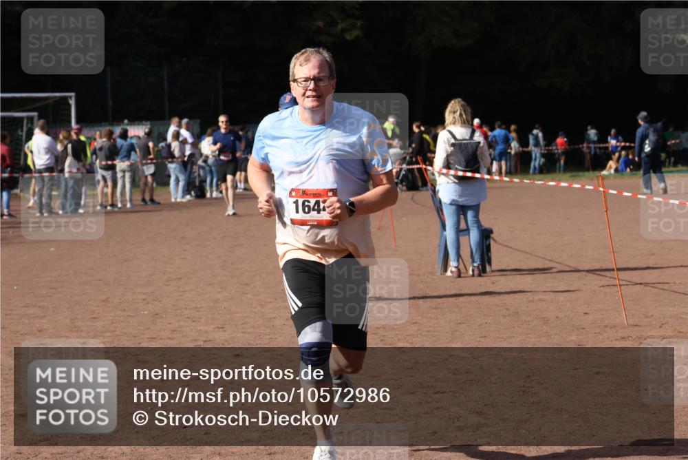 27.09.2026 - 35. Volkslauf durch das schöne Alstertal Strokosch-Dieckow http://msf.ph/oto/10572986 27.09.2026 12:22:56 Ziel 1644, 2150, 2370 meine-sportfotos.de