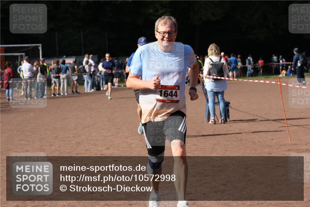 27.09.2026 - 35. Volkslauf durch das schöne Alstertal Strokosch-Dieckow http://msf.ph/oto/10572998 27.09.2026 12:22:56 Ziel 1644, 2150, 2370 meine-sportfotos.de