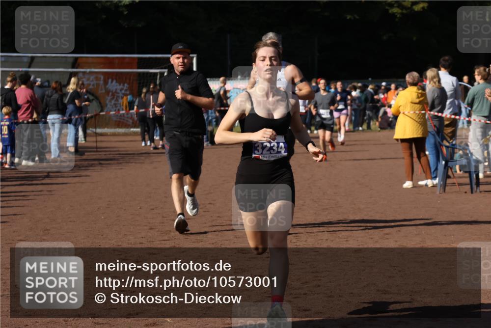 27.09.2026 - 35. Volkslauf durch das schöne Alstertal Strokosch-Dieckow http://msf.ph/oto/10573001 27.09.2026 11:20:53 Ziel 1418, 3184, 3234, 3989 meine-sportfotos.de
