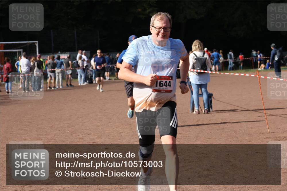 27.09.2026 - 35. Volkslauf durch das schöne Alstertal Strokosch-Dieckow http://msf.ph/oto/10573003 27.09.2026 12:22:56 Ziel 1644, 2150, 2370 meine-sportfotos.de