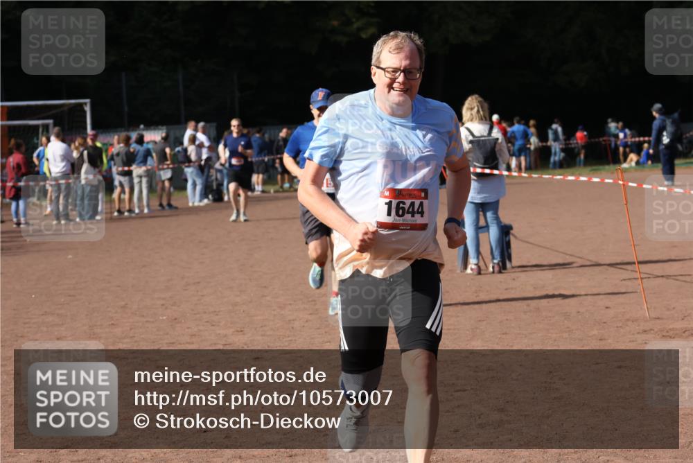 27.09.2026 - 35. Volkslauf durch das schöne Alstertal Strokosch-Dieckow http://msf.ph/oto/10573007 27.09.2026 12:22:56 Ziel 1644, 2150, 2370 meine-sportfotos.de