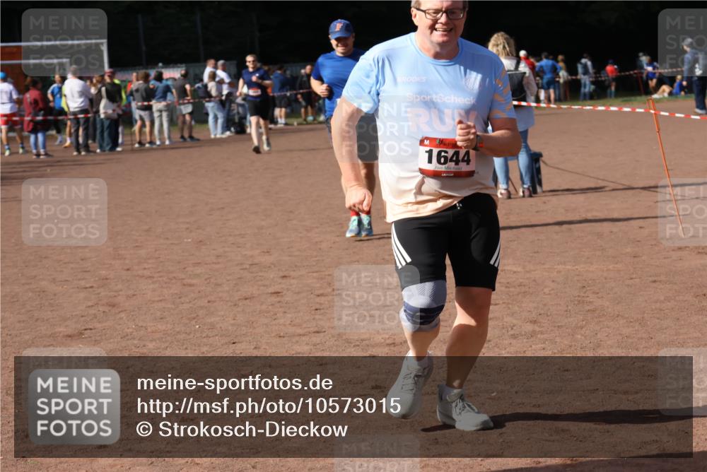 27.09.2026 - 35. Volkslauf durch das schöne Alstertal Strokosch-Dieckow http://msf.ph/oto/10573015 27.09.2026 12:22:57 Ziel 1644, 2150, 2370 meine-sportfotos.de
