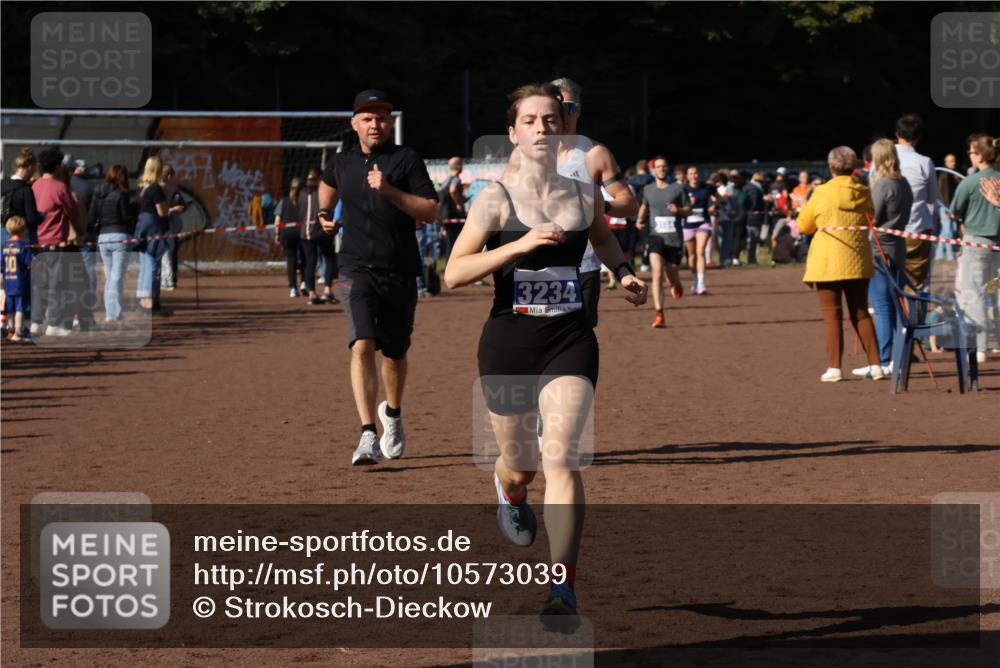 27.09.2026 - 35. Volkslauf durch das schöne Alstertal Strokosch-Dieckow http://msf.ph/oto/10573039 27.09.2026 11:20:53 Ziel 1418, 3184, 3234, 3989 meine-sportfotos.de