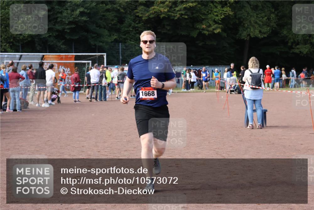 27.09.2026 - 35. Volkslauf durch das schöne Alstertal Strokosch-Dieckow http://msf.ph/oto/10573072 27.09.2026 12:23:06 Ziel 1668 meine-sportfotos.de