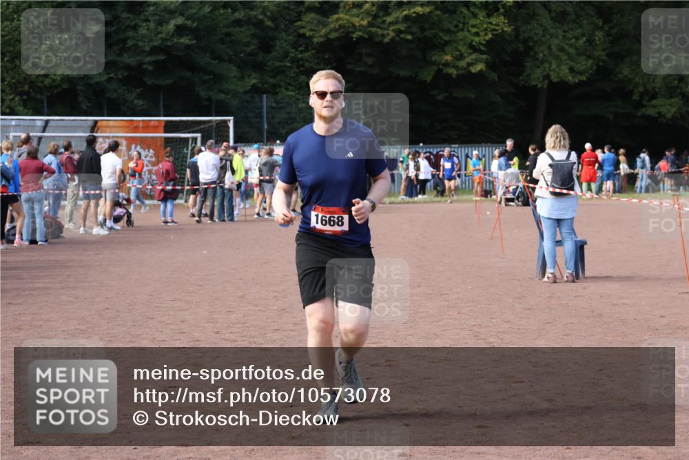 27.09.2026 - 35. Volkslauf durch das schöne Alstertal Strokosch-Dieckow http://msf.ph/oto/10573078 27.09.2026 12:23:06 Ziel 1668 meine-sportfotos.de