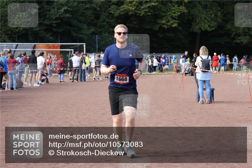 27.09.2026 - 35. Volkslauf durch das schöne Alstertal Strokosch-Dieckow http://msf.ph/oto/10573083 27.09.2026 12:23:06 Ziel 1668 meine-sportfotos.de