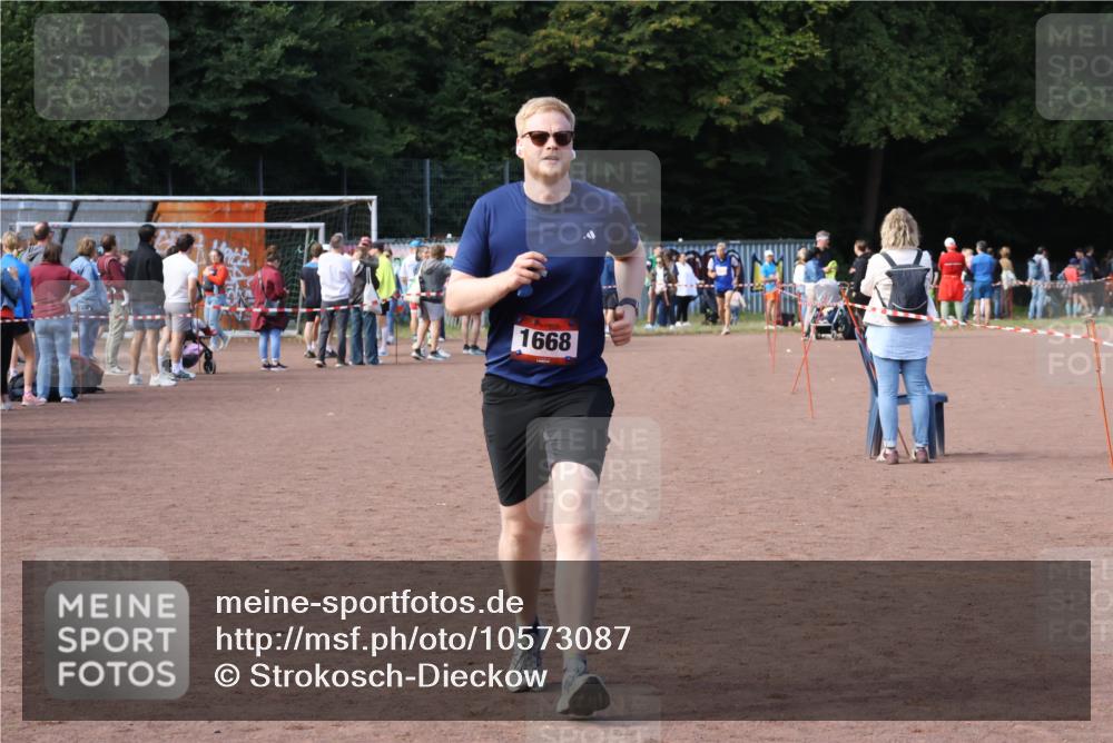 27.09.2026 - 35. Volkslauf durch das schöne Alstertal Strokosch-Dieckow http://msf.ph/oto/10573087 27.09.2026 12:23:06 Ziel 1668 meine-sportfotos.de