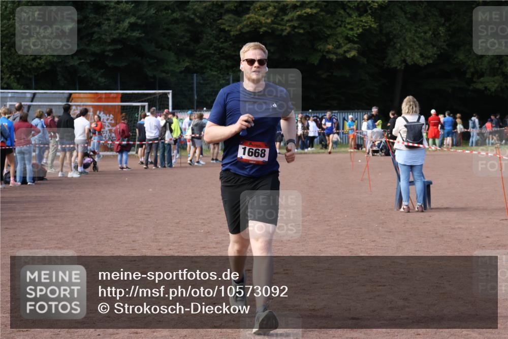 27.09.2026 - 35. Volkslauf durch das schöne Alstertal Strokosch-Dieckow http://msf.ph/oto/10573092 27.09.2026 12:23:07 Ziel 1668 meine-sportfotos.de