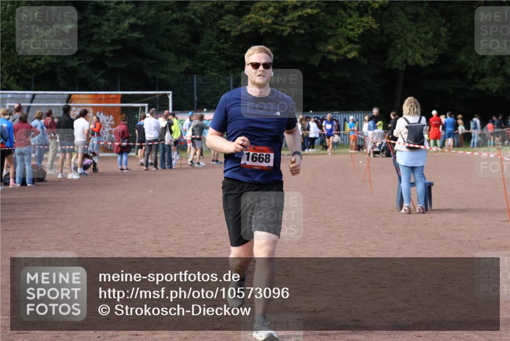 27.09.2026 - 35. Volkslauf durch das schöne Alstertal Strokosch-Dieckow http://msf.ph/oto/10573096 27.09.2026 12:23:07 Ziel 1668 meine-sportfotos.de