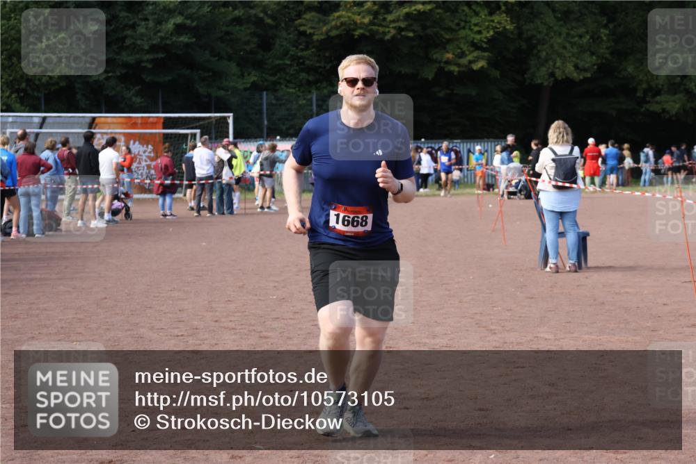27.09.2026 - 35. Volkslauf durch das schöne Alstertal Strokosch-Dieckow http://msf.ph/oto/10573105 27.09.2026 12:23:07 Ziel 1668 meine-sportfotos.de
