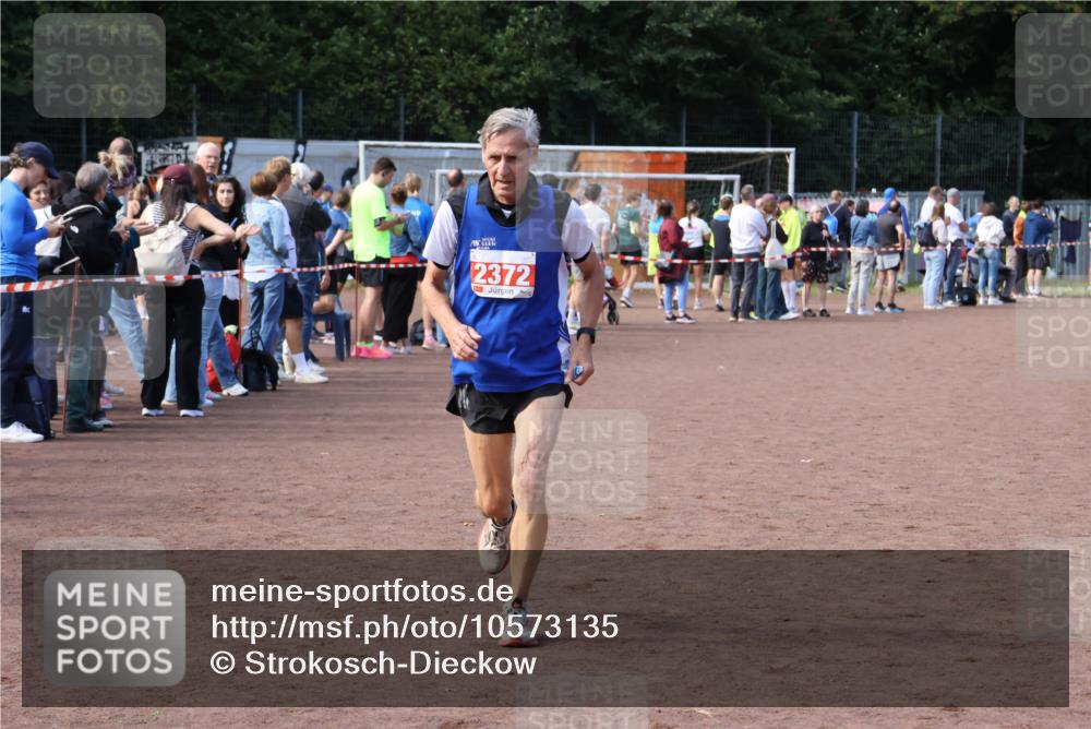27.09.2026 - 35. Volkslauf durch das schöne Alstertal Strokosch-Dieckow http://msf.ph/oto/10573135 27.09.2026 12:23:23 Ziel 2086, 2372 meine-sportfotos.de