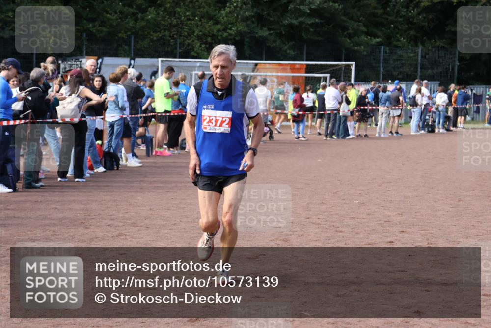 27.09.2026 - 35. Volkslauf durch das schöne Alstertal Strokosch-Dieckow http://msf.ph/oto/10573139 27.09.2026 12:23:23 Ziel 2086, 2372 meine-sportfotos.de