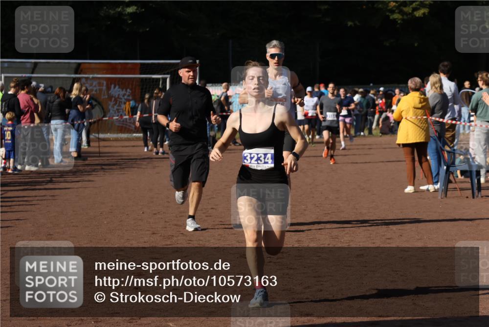 27.09.2026 - 35. Volkslauf durch das schöne Alstertal Strokosch-Dieckow http://msf.ph/oto/10573163 27.09.2026 11:20:53 Ziel 1418, 3184, 3234, 3989 meine-sportfotos.de
