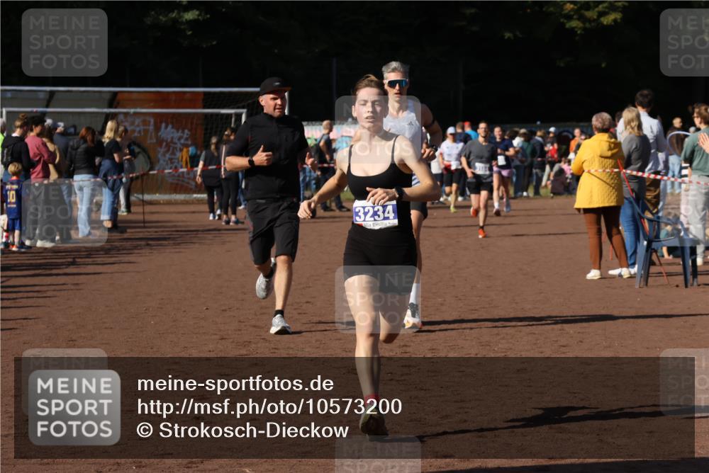 27.09.2026 - 35. Volkslauf durch das schöne Alstertal Strokosch-Dieckow http://msf.ph/oto/10573200 27.09.2026 11:20:53 Ziel 1418, 3184, 3234, 3989 meine-sportfotos.de