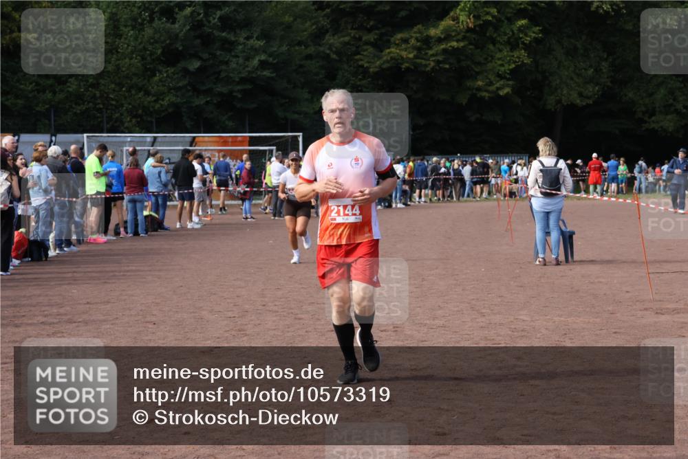 27.09.2026 - 35. Volkslauf durch das schöne Alstertal Strokosch-Dieckow http://msf.ph/oto/10573319 27.09.2026 12:24:18 Ziel 2144, 2212 meine-sportfotos.de